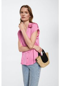 mango - Mango koszula Sassa damska kolor różowy relaxed z kołnierzykiem klasycznym. Typ kołnierza: kołnierzyk klasyczny. Kolor: różowy. Materiał: tkanina, włókno. Wzór: gładki. Styl: klasyczny #1