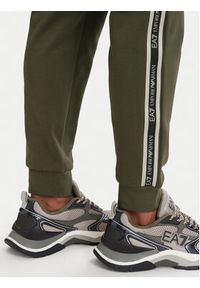 EA7 Emporio Armani Spodnie dresowe 7M002198 AF10377 U7014 Zielony ciemny Slim Fit. Kolor: zielony. Materiał: bawełna #2