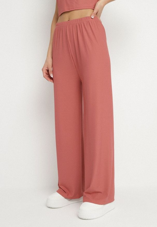 Born2be - Ciemnoróżowy Prążkowany Komplet Dopasowany Top i Spodnie o Szerokim Kroju Miresia. Kolor: różowy. Materiał: prążkowany