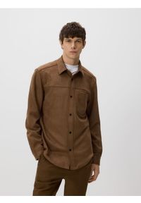 Reserved - Koszula regular z imitacji zamszu - brązowy. Kolor: brązowy. Materiał: zamsz #1