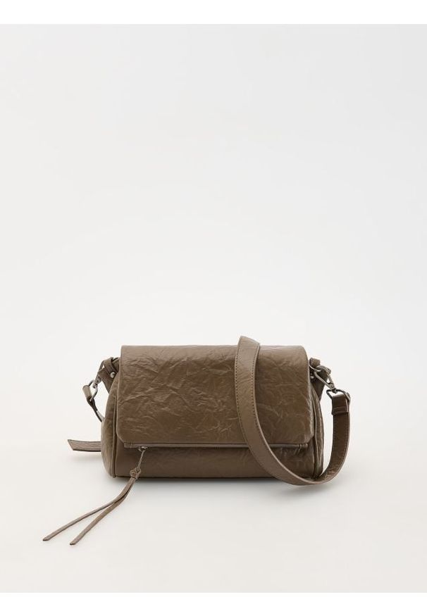 Reserved - Torebka crossbody z marszczeniami - brązowy. Kolor: brązowy. Materiał: skórzane. Styl: klasyczny