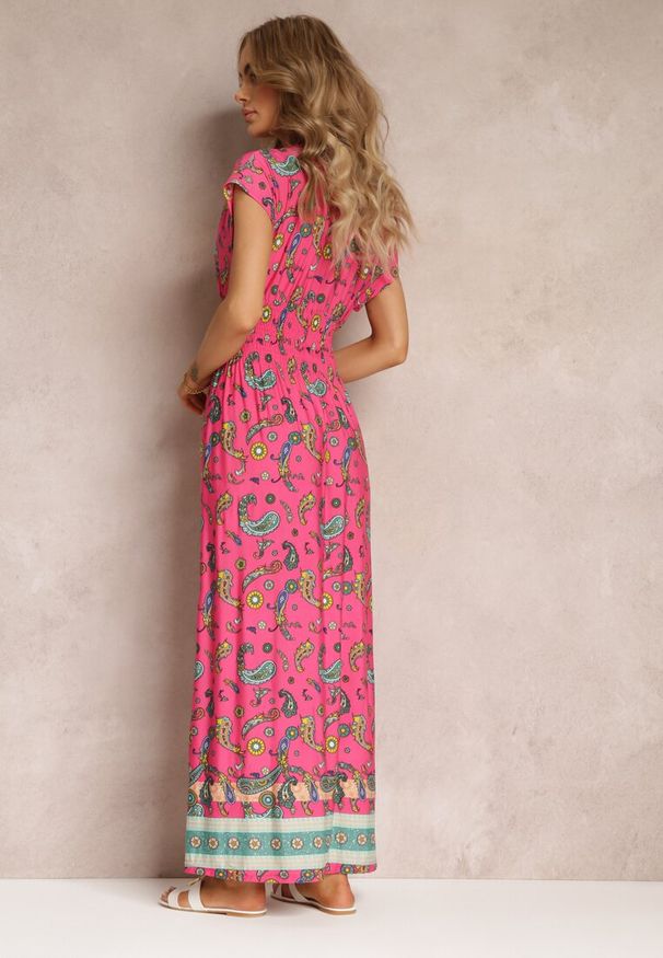 Renee - Różowa Rozkloszowana Sukienka Maxi z Printem Paisley z Gumką w Pasie Zoenia. Kolor: różowy. Wzór: nadruk, paisley. Sezon: wiosna, lato. Długość: maxi