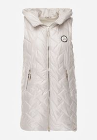 Born2be - Jasnoszara Przejściowa Kamizelka Pikowana o Długim Kroju z Kapturem i Naszywką Harmaste. Okazja: na co dzień. Typ kołnierza: kaptur. Kolor: szary. Materiał: jeans. Długość: długie. Wzór: aplikacja. Styl: casual #8