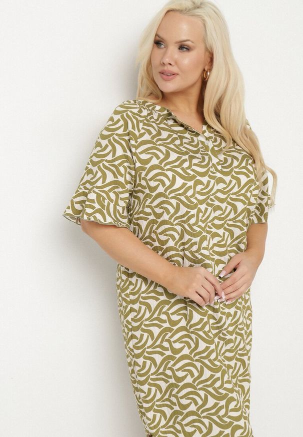 Born2be - Zielona Sukienka z Wiskozy o Pudełkowym Kroju z Abstrakcyjnym Wzorem Koririanne. Okazja: na co dzień, do pracy. Kolor: zielony. Materiał: wiskoza. Typ sukienki: proste. Styl: casual, elegancki, klasyczny