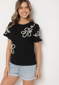 Born2be - Czarny T-shirt z Kwiatowymi Aplikacjami Tilenna. Okazja: na co dzień. Kolor: czarny. Materiał: jeans. Wzór: aplikacja, kwiaty. Styl: klasyczny, elegancki, casual