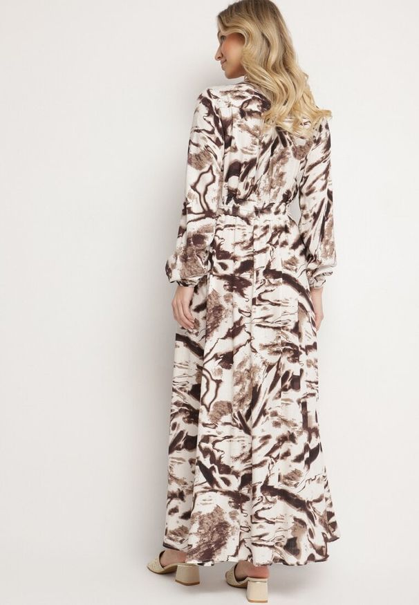 Born2be - Brązowa Wiskozowa Sukienka w Abstrakcyjny Print z Gumką w Talii i Dekoltem w Serek Arpio. Okazja: na co dzień. Typ kołnierza: dekolt w serek. Kolor: brązowy. Materiał: wiskoza. Długość rękawa: długi rękaw. Wzór: nadruk. Typ sukienki: rozkloszowane. Styl: casual, elegancki