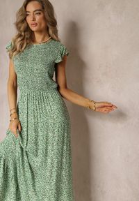 Renee - Zielona Rozkloszowana Sukienka z Wiskozy w Kwiaty Nusebia. Kolor: zielony. Materiał: wiskoza. Wzór: kwiaty
