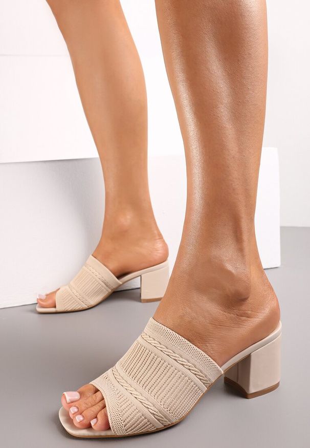Renee - Beżowe Klapki na Niskim Słupku z Szerokim Paskiem i Odkrytym Noskiem Katheryn. Kolor: beżowy. Sezon: wiosna, lato. Obcas: na słupku