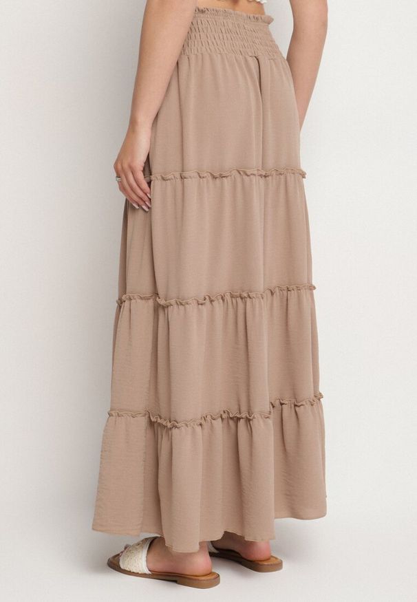Born2be - Beżowa Spódnica o Rozkloszowanym Kroju z Falbankami i Gumką w Talii Dovinala. Okazja: na co dzień. Kolor: beżowy. Styl: klasyczny, casual, elegancki