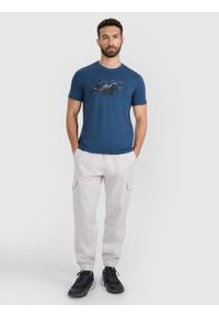 4f - 4F T-shirt regular z nadrukiem męski - turkusowy XL. Okazja: na co dzień. Kolor: turkusowy. Materiał: jersey, bawełna, materiał. Długość rękawa: krótki rękaw. Długość: krótkie. Wzór: nadruk. Styl: casual, klasyczny, sportowy #2