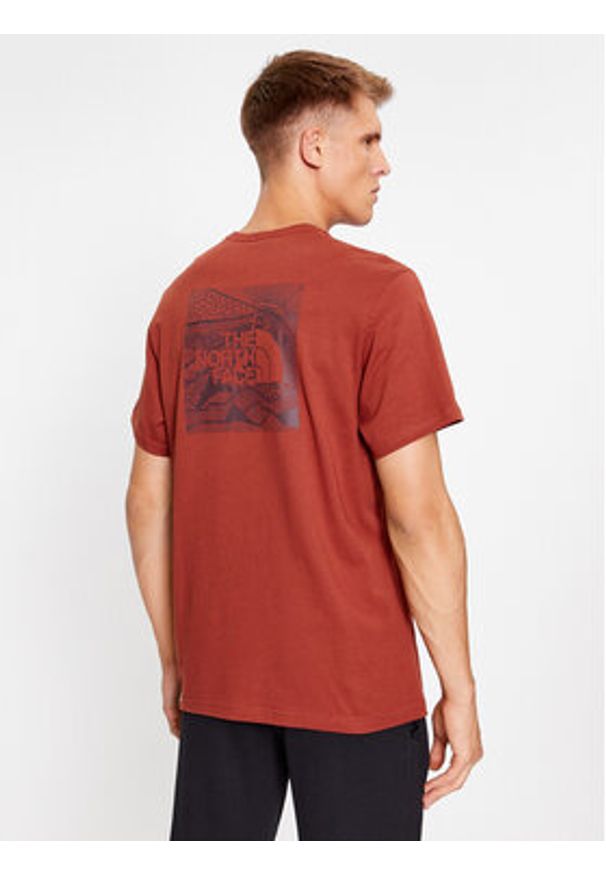The North Face T-Shirt Redbox Celebration NF0A7X1K Brązowy Regular Fit. Kolor: brązowy. Materiał: bawełna