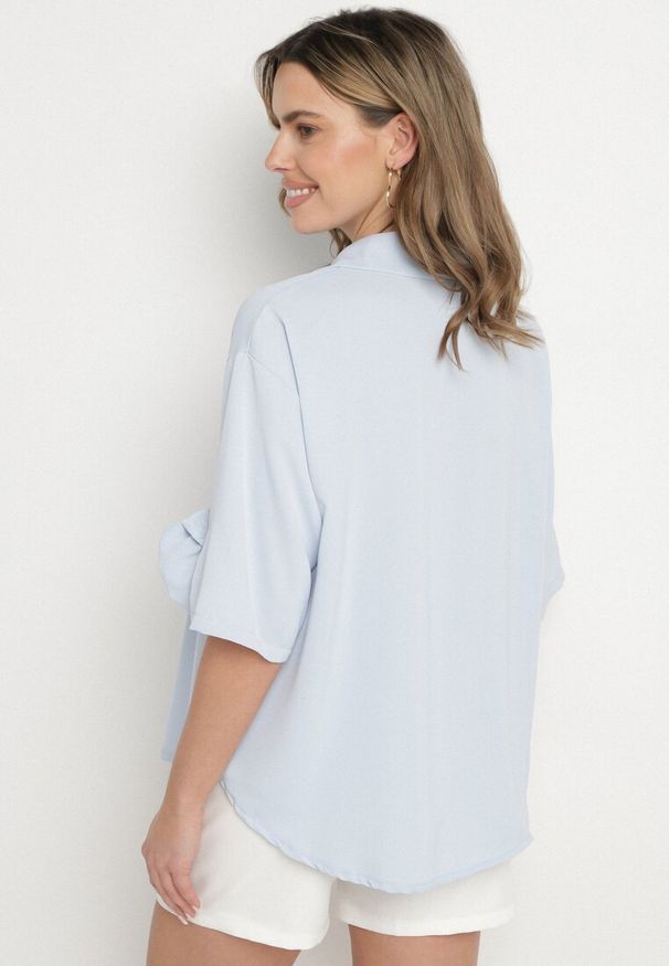 Born2be - Jasnoniebieska Koszula z Aplikacjami Kwiatów 3D Tenemara. Okazja: na co dzień. Typ kołnierza: kołnierzyk klasyczny. Kolor: niebieski. Materiał: jeans. Długość rękawa: długi rękaw. Długość: długie. Wzór: aplikacja, kwiaty. Styl: klasyczny, casual