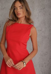 Renee - Czerwona Sukienka Bez Rękawów o Taliowanym Kroju z Odkrytymi Plecami Cillotis. Okazja: na imprezę, na randkę. Kolor: czerwony. Materiał: poliester. Długość rękawa: bez rękawów. Styl: elegancki, wizytowy #5