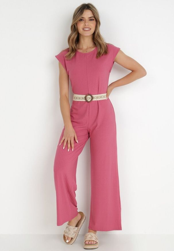 Born2be - Fuksjowy Kombinezon z Paskiem Thalaera. Kolor: różowy. Materiał: dzianina, prążkowany. Długość rękawa: krótki rękaw. Długość: krótkie. Wzór: jednolity. Sezon: lato. Styl: boho