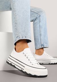 Born2be - Białe Trampki na Grubej Podeszwie pod Kostkę Adsoria. Okazja: na co dzień. Zapięcie: sznurówki. Kolor: biały. Materiał: jeans. Styl: klasyczny, casual