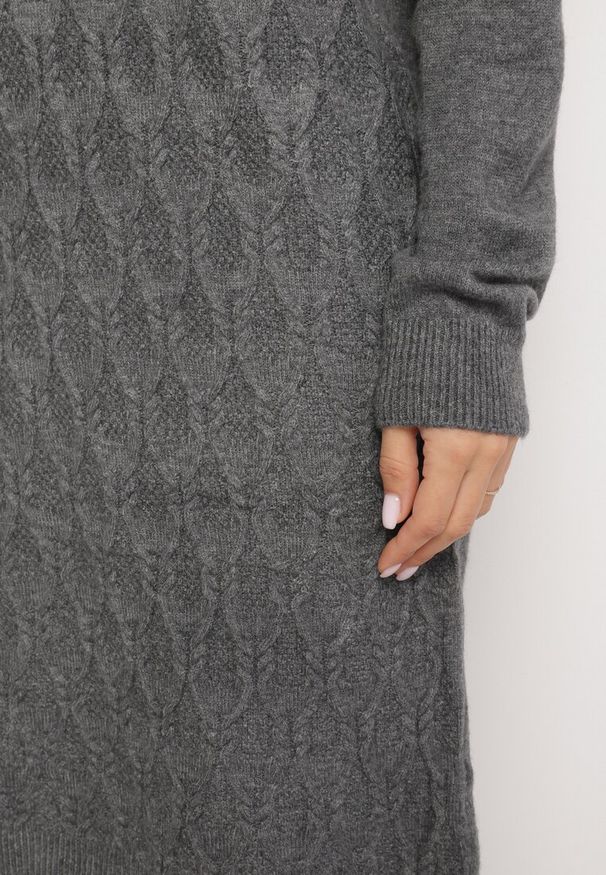 Born2be - Ciemnoszara Sweterkowa Sukienka z Wełną Bawełną i Golfem o Pudełkowym Kroju Akenavia. Okazja: na co dzień. Typ kołnierza: golf. Kolor: szary. Materiał: bawełna, wełna. Styl: elegancki, casual