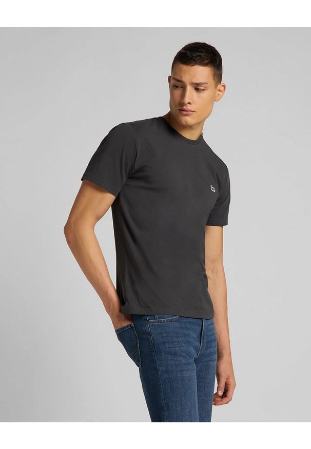 Lee - MĘSKI T-SHIRT LEE SS SMALL LOGO TEE WASHED BLACK L60UFQON 112113584