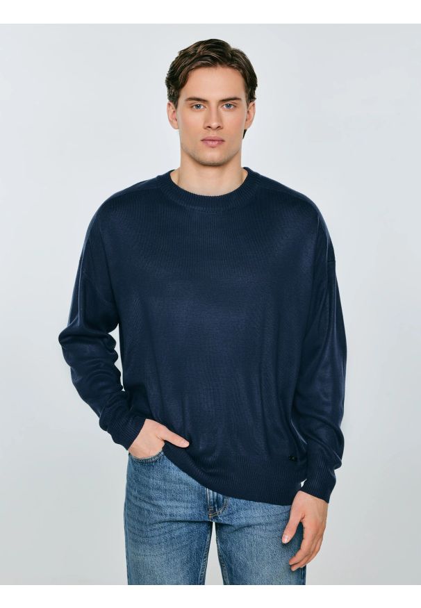 Big-Star - Sweter męski granatowy Stan 403. Okazja: na co dzień, na spotkanie biznesowe. Kolor: niebieski. Materiał: prążkowany, skóra. Wzór: aplikacja, ze splotem. Styl: casual, biznesowy, elegancki