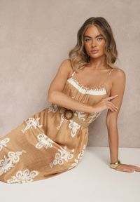 Renee - Jasnobrązowa Rozkloszowana Sukienka na Ramiączkach w Ornamentalny Print Reveleine. Okazja: na co dzień. Typ kołnierza: dekolt w serek. Kolor: brązowy. Długość rękawa: na ramiączkach. Wzór: nadruk. Styl: casual