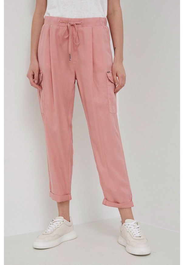 Pepe Jeans spodnie Jynx damskie kolor różowy fason cargo high waist. Okazja: na co dzień. Stan: podwyższony. Kolor: różowy. Materiał: tkanina. Styl: casual