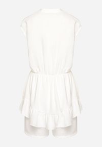 Born2be - Biały Krótki Kombinezon z Falbankami i Kołnierzykiem Laravia. Kolor: biały. Długość: krótkie. Styl: wizytowy, elegancki #3