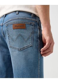 Wrangler - WRANGLER MĘSKIE SPODENKI JEANSOWE TEXAS SHORTS STRIDE 112350658. Materiał: jeans