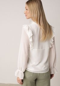 Born2be - Biała Romantyczna Bluzka z Falbankami i Wiązaniem przy Dekolcie Zeaniyana. Okazja: na spacer, na co dzień, na spotkanie biznesowe. Typ kołnierza: kołnierz z falbankami. Kolor: biały. Materiał: poliester, jeans. Styl: casual, biznesowy #5