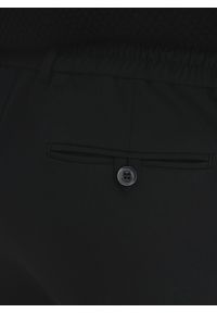 Pako Lorente - PAKO LORENTE – Czarne spodnie męskie. Kolor: czarny. Materiał: nylon, elastan. Wzór: gładki. Sezon: zima, jesień. Styl: klasyczny #6