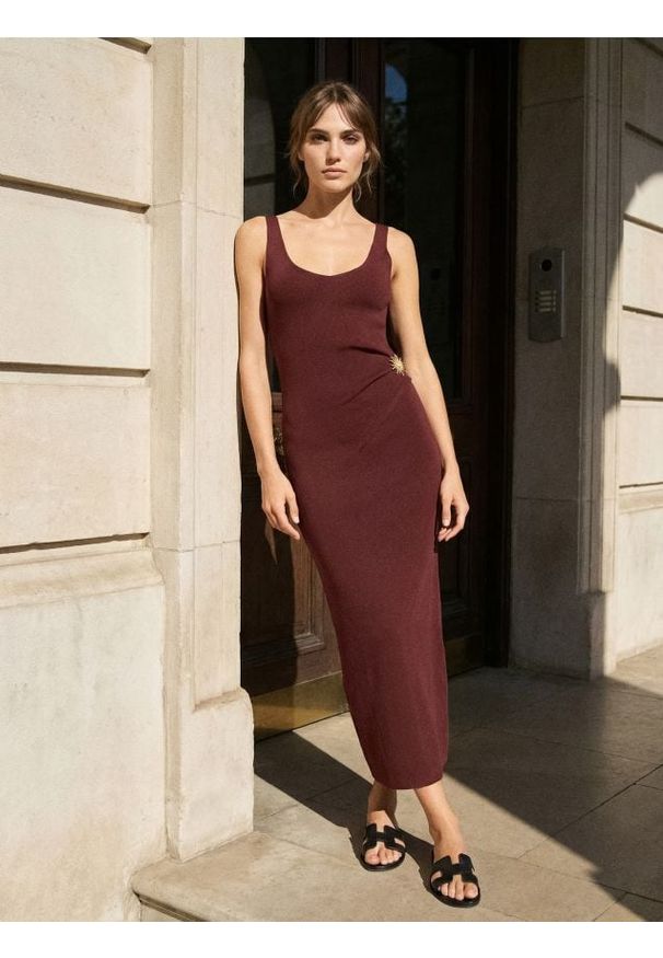 Sinsay - Swetrowa sukienka midi z marszczeniami i ozdobnym detalem - pomarańczowy. Kolor: pomarańczowy. Długość: midi