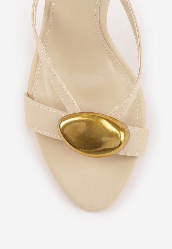 Born2be - Beżowe Eleganckie Klapki na Szpilce z Owalną Metaliczną Aplikacją Zelleva. Okazja: na co dzień. Kolor: beżowy. Materiał: jeans. Wzór: aplikacja. Obcas: na szpilce. Styl: elegancki