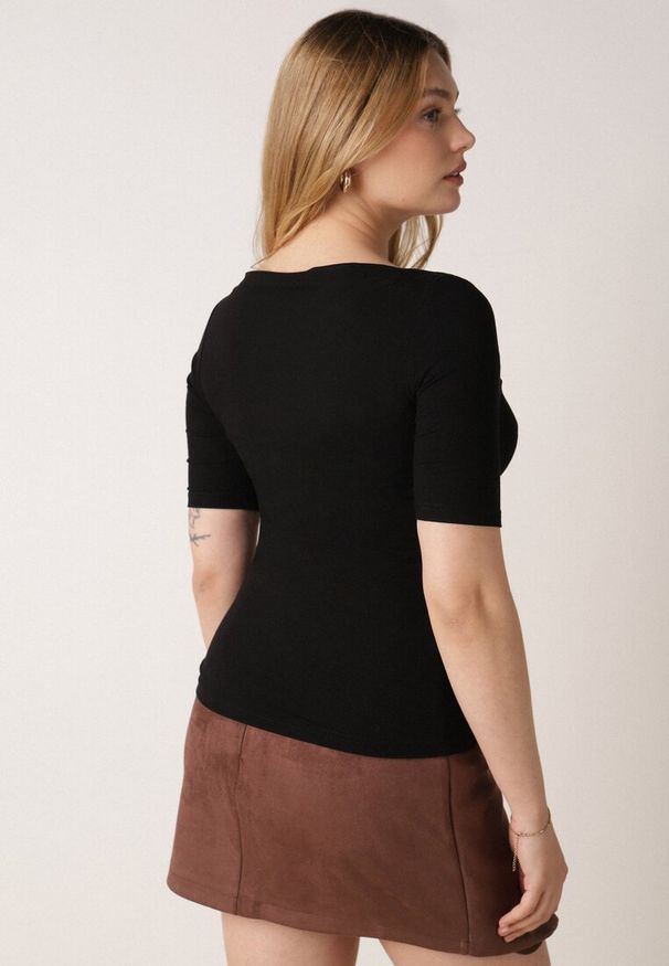 Born2be - Czarny Wiskozowy T-shirt o Dopasowanym Kroju z Dekoltem w Łódkę Idahphaeia. Okazja: na co dzień, na spotkanie biznesowe, do pracy. Kolor: czarny. Materiał: wiskoza. Wzór: aplikacja. Styl: casual, biznesowy, klasyczny