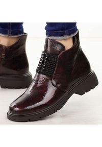 Bordowe lakierowane botki damskie M.Daszyński 2501-10. Okazja: na uczelnię, do pracy, na co dzień. Nosek buta: okrągły. Kolor: czerwony. Materiał: skóra, lakier. Szerokość cholewki: normalna. Sezon: zima, jesień. Styl: elegancki, casual, klasyczny #1