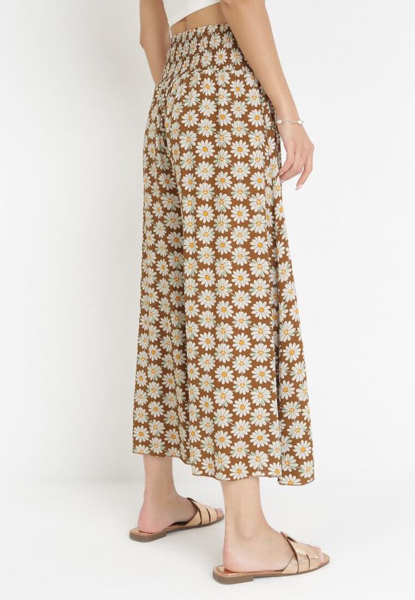 Born2be - Jasnobrązowe Szerokie Spodnie High Waist o Długości 7/8 Vatum. Stan: podwyższony. Kolor: brązowy. Materiał: tkanina, wiskoza. Wzór: aplikacja, kwiaty, nadruk