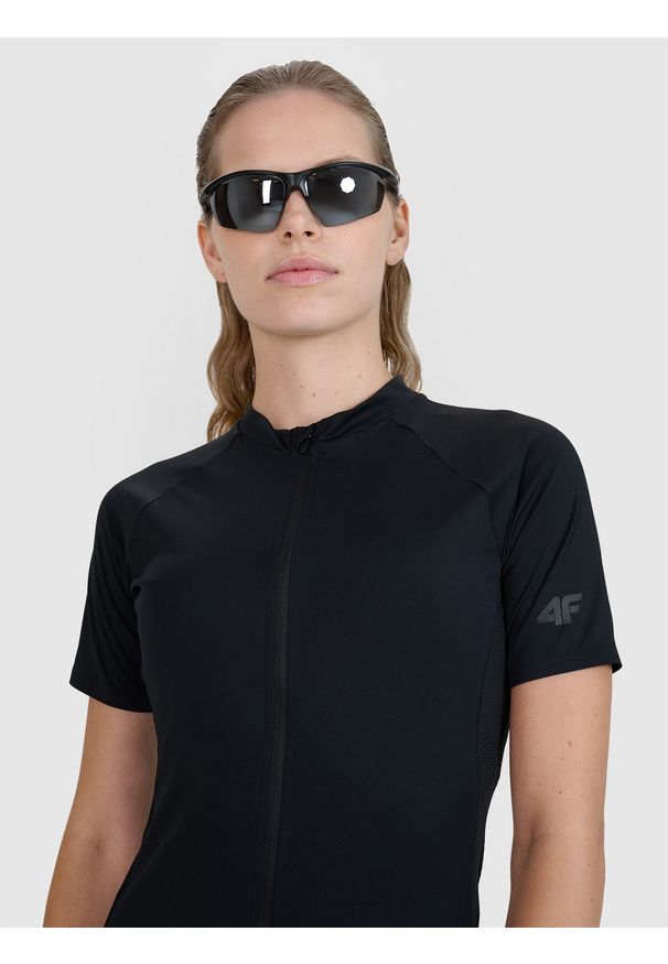 4f - 4F Koszulka rowerowa damska - czarna L. Typ kołnierza: kołnierzyk stójkowy. Kolor: czarny. Materiał: włókno, syntetyk, materiał. Długość rękawa: krótki rękaw. Długość: krótkie. Wzór: gładki, ze splotem. Sport: kolarstwo