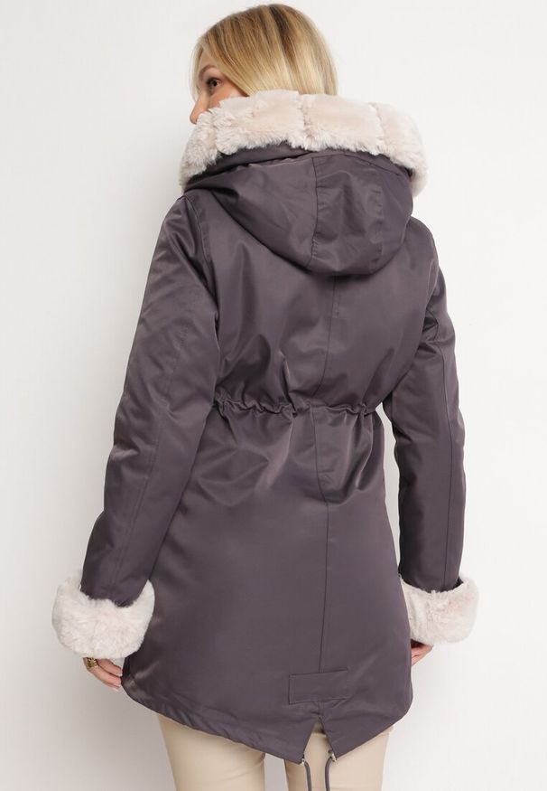 Born2be - Ciemnoszara Kurtka Parka z Futerkiem Koni. Kolor: szary. Materiał: futro