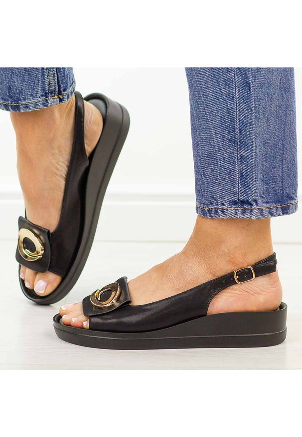 POTOCKI - Czarne sandały damskie na platformie Potocki 43368. Okazja: na spacer, na co dzień. Nosek buta: okrągły. Kolor: czarny. Materiał: skóra. Wzór: aplikacja. Sezon: wiosna, lato. Obcas: na platformie. Styl: casual, elegancki, klasyczny, wakacyjny