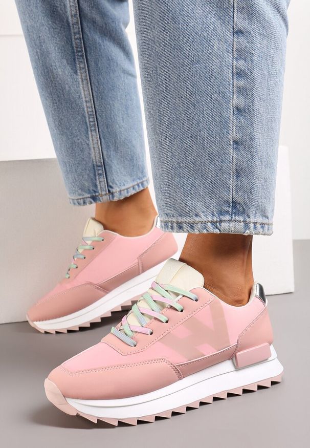 Renee - Różowe Sneakersy z Ozdobnym Protektorem na Podeszwie i Metaliczną Wstawką Melisina. Zapięcie: sznurówki. Kolor: różowy. Obcas: na obcasie. Wysokość obcasa: niski