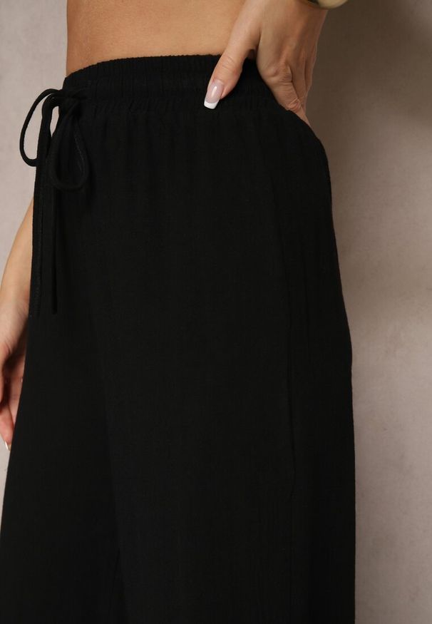 Renee - Czarne Spodnie Palazzo o Szerokim Kroju High Waist Ozdobione Wiązaniem Sonariella. Okazja: na spotkanie biznesowe, do pracy, na co dzień. Stan: podwyższony. Kolor: czarny. Wzór: aplikacja. Styl: biznesowy, klasyczny, elegancki, casual