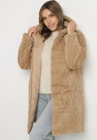 Born2be - Ciemnobeżowa Długa Kurtka Dwustronna z Pikowanymi Przeszyciami i Kapturem Olidia. Okazja: na spacer, na co dzień. Kolor: beżowy. Materiał: dzianina, jeans, futro, poliester. Długość: długie. Styl: casual, elegancki #2