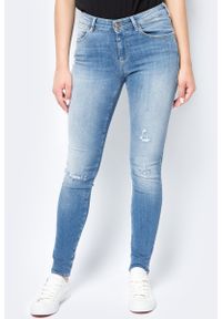 Wrangler - WRANGLER SKINNY RAZZLE BLUE W28KRG17V. Wzór: aplikacja