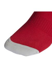 Getry piłkarskie Adidas Milano 23. Kolor: czerwony. Materiał: poliester, elastan, poliamid. Sport: piłka nożna