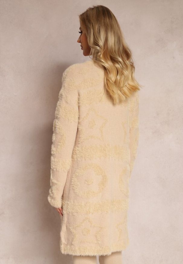Renee - Beżowy Długi Kardigan Puszysty Aborra. Kolekcja: plus size. Kolor: beżowy. Materiał: dzianina, tkanina. Długość: długie. Wzór: aplikacja