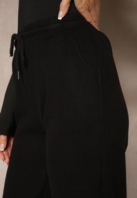Renee - Czarne Spodnie Dresowe Typu Joggery z Polarową Wyściółką Esarae. Stan: podwyższony. Kolor: czarny. Materiał: polar, dresówka. Styl: elegancki