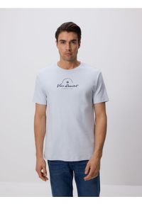 Reserved - T-shirt regular z haftem - jasnoniebieski. Kolor: niebieski. Materiał: bawełna, dzianina. Wzór: haft