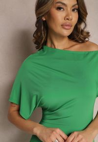 Renee - Zielona Dopasowana Sukienka Midi o Asymetrycznym Kroju Lirevasse. Kolor: zielony. Typ sukienki: asymetryczne. Długość: midi #2