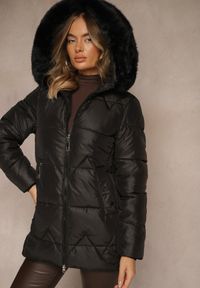 Renee - Czarna Pudełkowa Kurtka z Pikowanymi Przeszyciami i Kapturem z Futerkiem Vebina. Typ kołnierza: golf. Kolor: czarny. Materiał: futro. Styl: elegancki #5