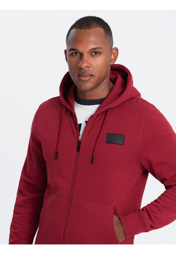 Ombre Clothing - Rozpinana męska bluza dresowa z kapturem i naszywką – czerwona V3 OM-SSZP-0140 - XXL. Okazja: na co dzień. Typ kołnierza: kaptur. Kolor: czerwony. Materiał: dresówka. Wzór: aplikacja. Styl: klasyczny, elegancki, casual