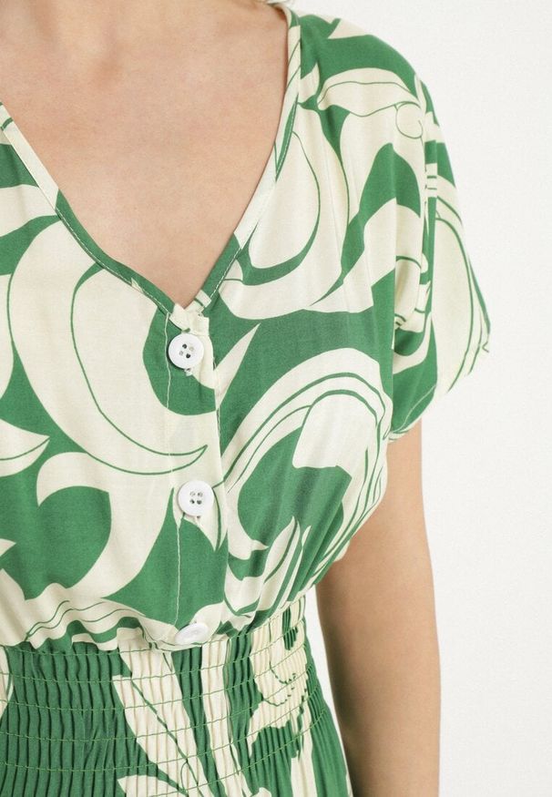 Born2be - Zielona Sukienka z Bawełny Ozdobiona Guzikami i Geometrycznym Wzorem Talissea. Okazja: na co dzień. Typ kołnierza: dekolt w kształcie V. Kolor: zielony. Materiał: bawełna. Wzór: aplikacja, geometria. Sezon: lato. Styl: casual