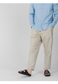 outhorn - Spodnie tkaninowe z lnem męskie - beżowe. Kolor: beżowy. Materiał: tkanina, len