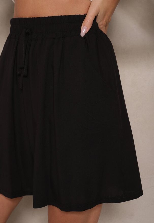 Renee - Czarne Szorty z Bawełny High Waist Ozdobione Wiązaniem Selmio. Okazja: na co dzień. Stan: podwyższony. Kolor: czarny. Materiał: bawełna. Wzór: aplikacja. Styl: elegancki, casual